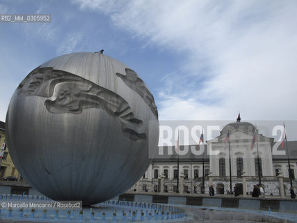 Bratislava, 2010. The globe fountain  Earth-planet of peace at Hodžovo Square (Slovak: Hodzovo namestie) in front of the Grassalkovich Palace (Slovak: Grasalkovičov palác) residence of the president of Slovakia / Bratislava, 2010. La fontana Terra-pianeta della pace in piazza Hodzovo  (Hodzovo namestie) davanti al palazzo presidenziale (Grasalkovičov palác) - ©Marcello Mencarini/Rosebud2