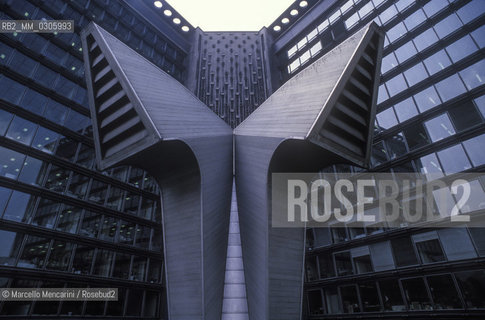 BRUSSELS. The Berlaymont building, headquarters of the European Commission. Built in 1968, until 1991 it was empty because of the presence of asbestos on the inside / BRUXELLES. Palazzo Berlaymont, sede della Commissione Europea a Bruxelles. Costruito nel 1968, fino ai lavori di bonifica del 1991 è riimasto vuoto per la presenza di amianto - ©Marcello Mencarini/Rosebud2
