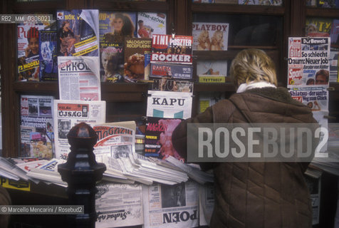 BUDAPEST, 1989. Newsstand / BUDAPEST, 1989. Edicola di giornali - ©Marcello Mencarini/Rosebud2