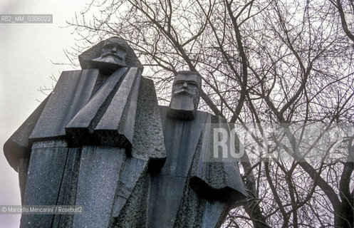 BUDAPEST, monument to Marx and Hengels / BUDAPEST, monumento a Marx ed Hengels - ©Marcello Mencarini/Rosebud2