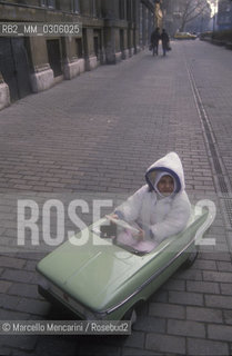 Budapest, 1989. Child in a toy car / Budapest, 1989. Bambino in unautomobile giocattolo - ©Marcello Mencarini/Rosebud2