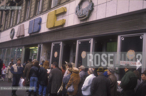 BUDAPEST, 1989. Queue in front of a grocery store / BUDAPEST, 1989. Coda davanti a un negozio di alimentari - ©Marcello Mencarini/Rosebud2