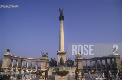 BUDAPEST, 1989. Heros Square / BUDAPEST, 1989. Piazza degli Eroi - ©Marcello Mencarini/Rosebud2