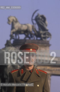 BUDAPEST, 1989. Soldier in Heros Square / BUDAPEST, 1989. Soldato in Piazza degli Eroi - ©Marcello Mencarini/Rosebud2