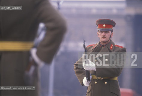 BUDAPEST, 1989. Soldiers in Heros Square / BUDAPEST, 1989. Soldati in Piazza degli Eroi - ©Marcello Mencarini/Rosebud2