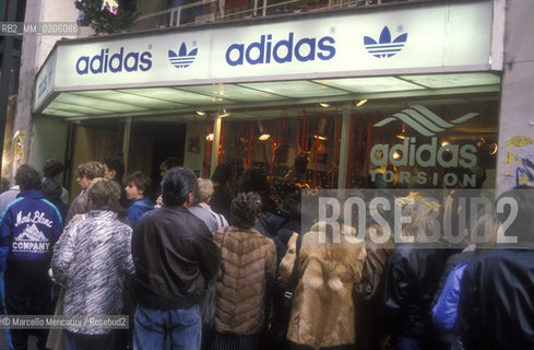 BUDAPEST, 1989. Queue in front of an Adidas store / BUDAPEST, 1989. Coda davanti a un negozio Adidas - ©Marcello Mencarini/Rosebud2