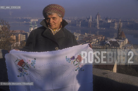 BUDAPEST, Women showing a embroidered tablecloth on the Fishermens Bastions (Halaszbastya) / BUDAPEST, Donna che mostra una tovaglia ricamata sul Bastioni dei pescatori (Halaszbastya) - ©Marcello Mencarini/Rosebud2