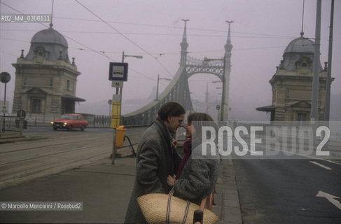 BUDAPEST, 1989. A romantic couple in front of Franz Joseph Bridge / BUDAPEST, 1989. Coppia davanti al ponte Francesco Giuseppe - ©Marcello Mencarini/Rosebud2