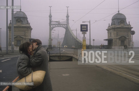 BUDAPEST, 1989. A romantic couple in front of Franz Joseph Bridge / BUDAPEST, 1989. Coppia davanti al ponte Francesco Giuseppe - ©Marcello Mencarini/Rosebud2