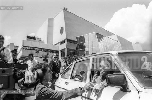 37th Cannes Film Festival, 1984. Italian journalist Lello Bersani in a car / 37° Festival del Cinema di Cannes, 1984. Il giornalista Lello Bersani in automobile mentre risponde a un intervista - ©Marcello Mencarini/Rosebud2