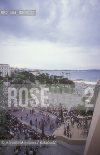 37th Cannes Film Festival, 1984. View from above of the Croisette boulevard / 37° Festival di Cannes, 1984. Vista dallalto della Croisette - ©Marcello Mencarini/Rosebud2