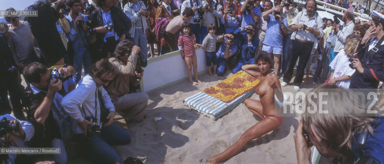 Cannes Film Festival 1991. Photographers shooting a topless starlet on the beach / Festival del Cinema di Cannes 1991. Fotografi intorno a una starlette in topless sulla spiaggia - ©Marcello Mencarini/Rosebud2