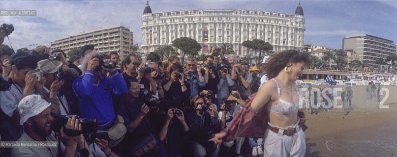 Cannes Film Festival, about 1985. Photographers shooting a starlet on the beach / Festival del Cinema di Cannes, 1985 circa. Fotografi intorno a una starlette sulla spiaggia - ©Marcello Mencarini/Rosebud2