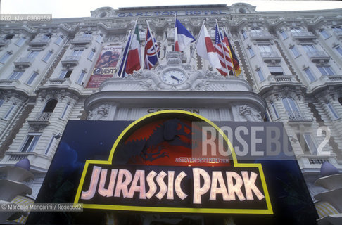 Cannes Film Festival 1993. Poster of the movie Jurassic Park in front of the Carlton Hotel on the Croisette boulevard / Festival del Cinema di Cannes 1993, Poster del film Jurassic Park davanti allHotel Carlton sulla Croisette - ©Marcello Mencarini/Rosebud2