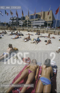 Cannes Film Festival, about 1990.bathers on the beach / Festival el Cinema di Cannes, 1993. Bagnanti sulla spiaggia - ©Marcello Mencarini/Rosebud2