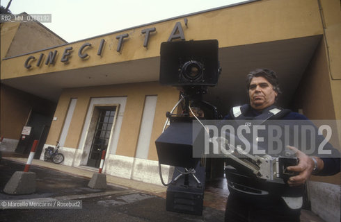 Rome, cameraman in front of Cinecittà Studio / Un cameraman davanti agli Studi cinematografici di Cinecittà - ©Marcello Mencarini/Rosebud2