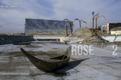 Rome, Set in Cinecittà Studios, boat in an empty swimming pool / Set negli studi di Cinecittà, barca in una piscina vuota - ©Marcello Mencarini/Rosebud2