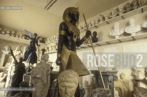 Rome, Cinecittà Studios. De Angelis family workshop, statue for the movie Cleopatra / Roma, Studi cinematografici di Cinecittà. Laboratorio  scenografico della famiglia De Angelis, statua per il film Cleopatra - ©Marcello Mencarini/Rosebud2