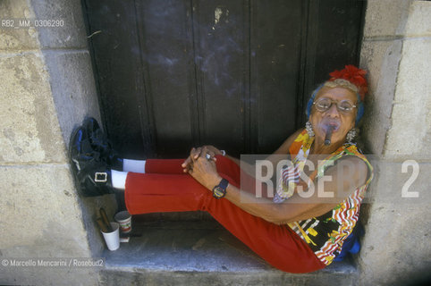 Cuba, Havana, 1999. Old lady smoking a cigar / Cuba, lAvana, 1999. Vecchia signora che fuma il sigaro - ©Marcello Mencarini/Rosebud2