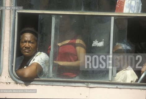 Cuba, 1999. People in a bus in Havana / Gente in autobus allAvana - ©Marcello Mencarini/Rosebud2