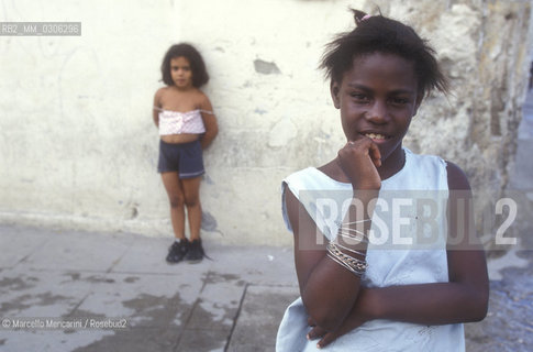 Cuba, 1999. Little girls in Havana / Cuba, 1999. Bambine allAvana - ©Marcello Mencarini/Rosebud2