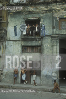 Cuba, 1999. People in front of an old house in Havana / Cuba, 1999. persone davanti a una vecchia casa allAvana - ©Marcello Mencarini/Rosebud2