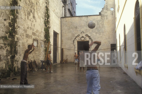 Cuba, 1999. Young people playing volley in Havana / Cuba, 1999. Giovani che giocano a volley allAvana - ©Marcello Mencarini/Rosebud2