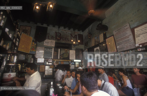 Cuba, 1999. The Bodeguita del Medio in Havana. It is a typical restaurant-bar and a famous tourist destination because of the personalities which have patronized it: Salvador Allende, Pablo Neruda, Ernest Hemingway and many others/ Cuba, 1999. La Bodeguita del Medio allAvana, un tipico bar ristorante che è una famosa meta turistica per i personaggi famosi che lo hanno frequentato, come Salvador Allende, Pablo Neruda, Hernest Hemingway e molti altri - ©Marcello Mencarini/Rosebud2