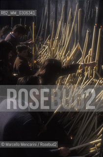 FATIMA, Portugal. Pilgrims lighting votive candles / FATIMA, Porogallo. Pellegrini che accendono candele votive - ©Marcello Mencarini/Rosebud2