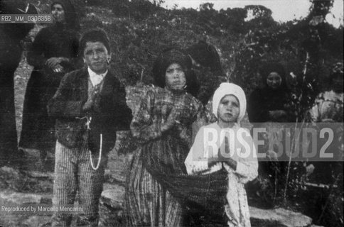 The Three Children of Fatima: Francisco Marto, Lucia de Jesus do Santos, Jacinta Marto. Little brothers Francisco and Jacinta, and their cousin Lucia reported that they had seen the Virgin Mary while leading the sheep to pasture, on May 13, 1917 at Cova da Iria, near Fatima. The apparitions continued for some time, with the prediction of future events. As a result of these apparitions, at Fatima was erected a shrine, which became an important place of pilgrimage / I tre bambini di Fatima: Francisco Marto, Lucia de Jesus do Santos, Jacinta Marto. I fratellini Francisco e Jacinta e la loro cugina Lucia raccontarono di aver visto la Madonna mentre conducevano le pecore al pascolo il 13 maggio 1917 nella località Cova da Iria, vicino a Fatima. Le apparizioni continuarono per qualche tempo, con la predizione di eventi futuri. In seguito a queste apparizioni, a Fatima fu edificato un santuario, divenuto unimportante meta di pellegrinaggio  - Reproduced by Marcello Mencarini
/Rosebud2