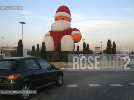 Christmas decoration in a shopping district of Avignon (France) / Decorazione natalizia in una zona commerciale di Avignone (Francia) - ©Marcello Mencarini/Rosebud2