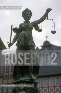 FRANKFURT, Römerberg, Fountain of Justice / FRANCOFORTE, Römerberg, fontana della Giustizia - ©Marcello Mencarini/Rosebud2
