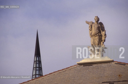 GENOA, Statue on the top of Carlo Felice Theater / GENOVA, Statua sulla sommità del tetto Teatro Carlo Felice - ©Marcello Mencarini/Rosebud2