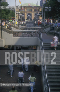 HANNOVER, Passerelle (pedestrian zone) and train station in the background / HANNOVER, Passerelle (zona pedonale) e Stazione ferroviaria sullo sfondo - ©Marcello Mencarini/Rosebud2