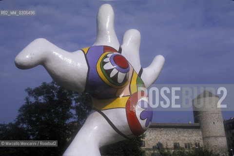 HANNOVER. Nana, a sculpture by Nini de Saint-Phalle  on the banks of the River Leine / HANNOVER, Nana, scultura di Niki de Saint-Phalle sulle rive del fiume Leine - ©Marcello Mencarini/Rosebud2