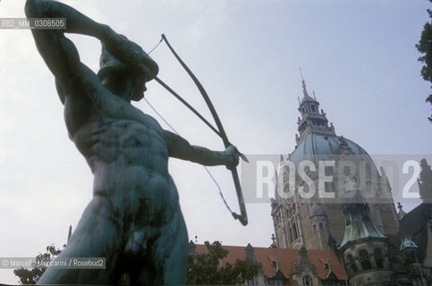 HANNOVER Neues Rathaus (New City Hall) and archer statue / HANNOVER, nuovo municipio (Neues Rathaus) e statua di un arciere - ©Marcello Mencarini/Rosebud2