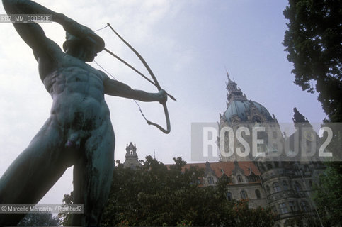 HANNOVER Neues Rathaus (New City Hall) and archer statue / HANNOVER, nuovo municipio (Neues Rathaus) e statua di un arciere - ©Marcello Mencarini/Rosebud2