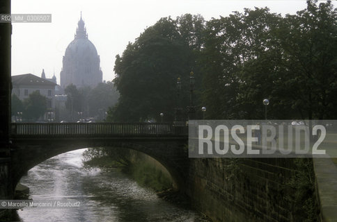 HANNOVER, Leine Bridge with Neues Rathaus (the New City Hall) in the background / HANNOVER, ponte Leine e Neues Rathaus (Nuovo municipio) sullo sfondo - ©Marcello Mencarini/Rosebud2