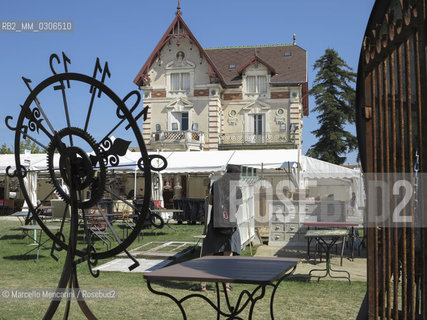 LIsle-sur-la-Sorgue, Provence (France), August 2013. Antiques & Brocante Fair / LIsle-sur-la-Sorgue, Provenza (Francia), Agosto 2013. Fiera dellantiquariato e brocantage - ©Marcello Mencarini/Rosebud2