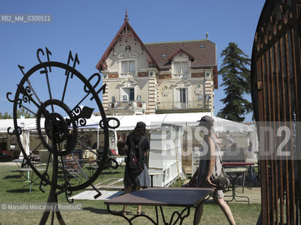 LIsle-sur-la-Sorgue, Provence (France), August 2013. Antiques & Brocante Fair / LIsle-sur-la-Sorgue, Provenza (Francia), Agosto 2013. Fiera dellantiquariato e brocantage - ©Marcello Mencarini/Rosebud2