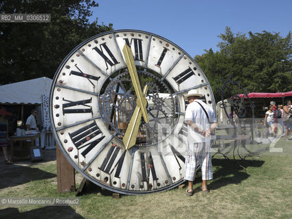 LIsle-sur-la-Sorgue, Provence (France), August 2013. Antiques & Brocante Fair / LIsle-sur-la-Sorgue, Provenza (Francia), Agosto 2013. Fiera dellantiquariato e brocantage - ©Marcello Mencarini/Rosebud2