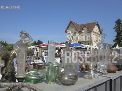 LIsle-sur-la-Sorgue, Provence (France), August 2013. Antiques & Brocante Fair / LIsle-sur-la-Sorgue, Provenza (Francia), Agosto 2013. Fiera dellantiquariato e brocantage - ©Marcello Mencarini/Rosebud2