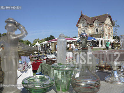 LIsle-sur-la-Sorgue, Provence (France), August 2013. Antiques & Brocante Fair / LIsle-sur-la-Sorgue, Provenza (Francia), Agosto 2013. Fiera dellantiquariato e brocantage - ©Marcello Mencarini/Rosebud2