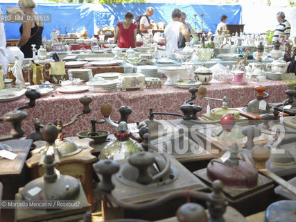 LIsle-sur-la-Sorgue, Provence (France), August 2013. Antiques & Brocante Fair / LIsle-sur-la-Sorgue, Provenza (Francia), Agosto 2013. Fiera dellantiquariato e brocantage - ©Marcello Mencarini/Rosebud2