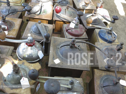 LIsle-sur-la-Sorgue, Provence (France), August 2013. Antiques & Brocante Fair / LIsle-sur-la-Sorgue, Provenza (Francia), Agosto 2013. Fiera dellantiquariato e brocantage - ©Marcello Mencarini/Rosebud2