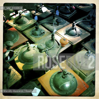 LIsle-sur-la-Sorgue, Provence (France), August 2013. Antiques & Brocante Fair / LIsle-sur-la-Sorgue, Provenza (Francia), Agosto 2013. Fiera dellantiquariato e brocantage - ©Marcello Mencarini/Rosebud2