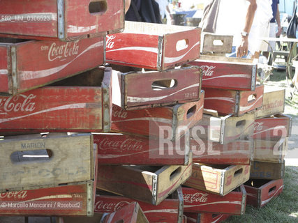 LIsle-sur-la-Sorgue, Provence (France), August 2013. Antiques & Brocante Fair: vintage Coca Cola wood boxes / LIsle-sur-la-Sorgue, Provenza (Francia), Agosto 2013. Fiera dellantiquariato e brocantage: vecchie cassette in legno della Coca Cola - ©Marcello Mencarini/Rosebud2