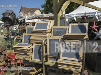 LIsle-sur-la-Sorgue, Provence (France), August 2013. Antiques & Brocante Fair: vintage blackboards / LIsle-sur-la-Sorgue, Provenza (Francia), Agosto 2013. Fiera dellantiquariato e brocantage: vecchie lavagne - ©Marcello Mencarini/Rosebud2