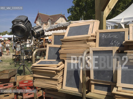 LIsle-sur-la-Sorgue, Provence (France), August 2013. Antiques & Brocante Fair: vintage blackboards / LIsle-sur-la-Sorgue, Provenza (Francia), Agosto 2013. Fiera dellantiquariato e brocantage: vecchie lavagne - ©Marcello Mencarini/Rosebud2