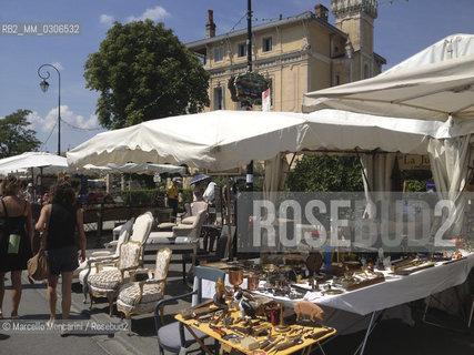 LIsle-sur-la-Sorgue, Provence (France), August 2013. Antiques & Brocante Fair / LIsle-sur-la-Sorgue, Provenza (Francia), Agosto 2013. Fiera dellantiquariato e brocantage - ©Marcello Mencarini/Rosebud2